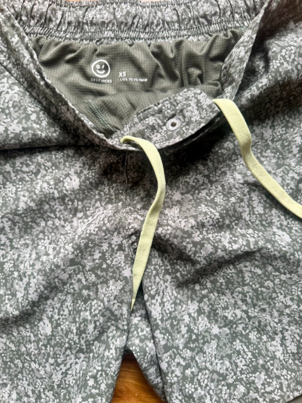 Gilly Hicks Men's Active Hybrid Shorts in Green Camo - Size XS